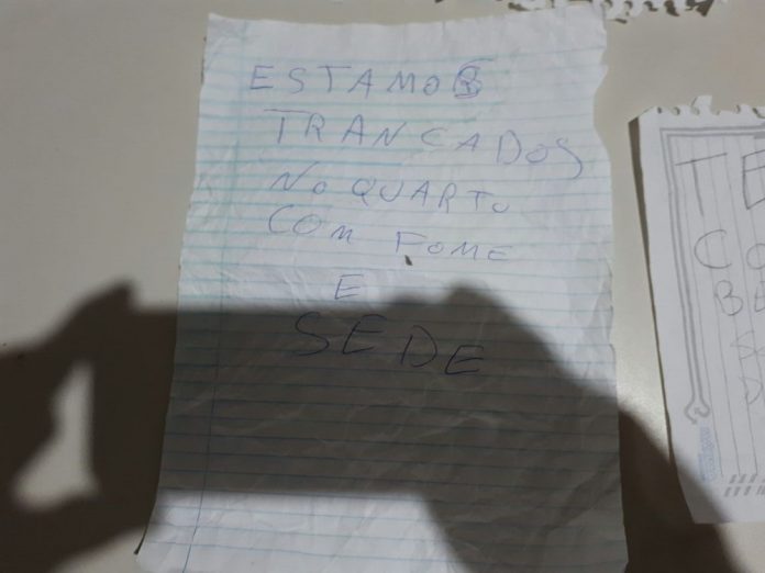 Trancadas em casa, crianças são resgatadas após jogarem bilhetes pedindo ajuda